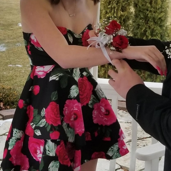 Homecoming dress B. DARLIN Size 1 / 2 Roses Red Black Dance - Picture 5 of 5